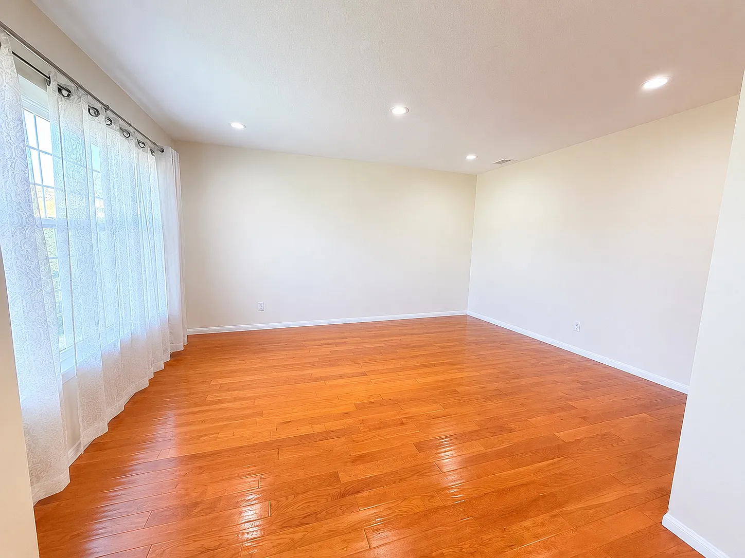 3 bed, 1150 sqft, $4,295 — Photo 2
