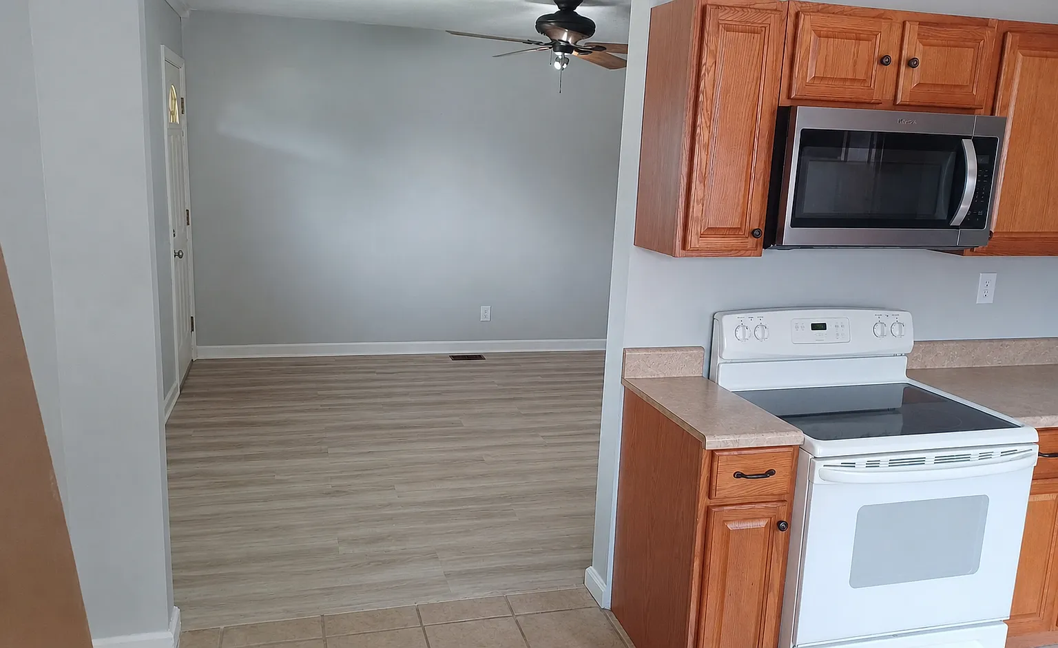 3 bed, 864 sqft, $1,300 — Photo 2