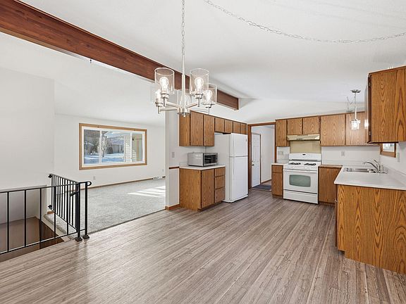 5th image of 635 W 9th St