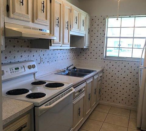 4th image of 420 Sandpiper Dr APT C