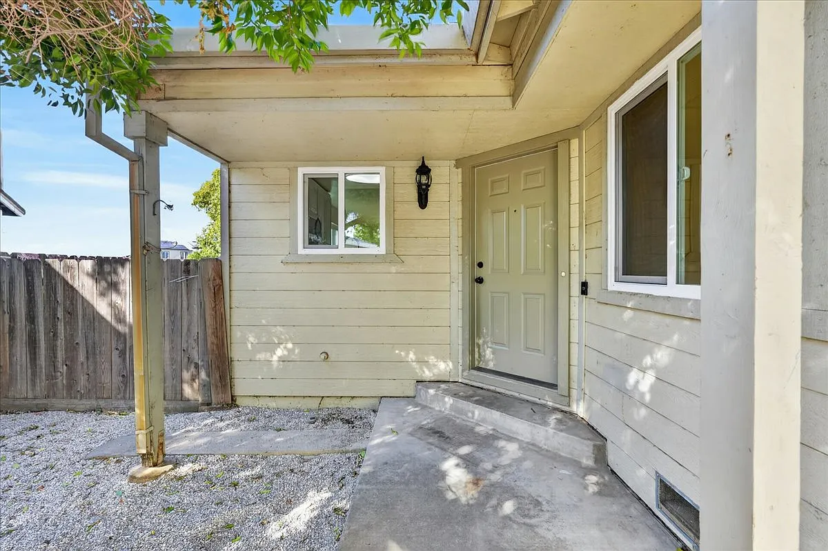 Building Photo - 521 Spring Dr #B
