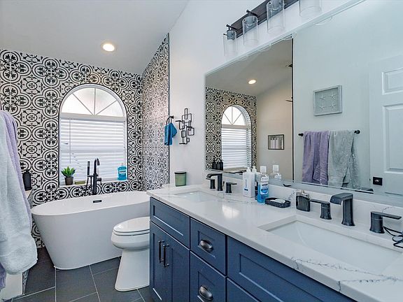 4th image of 784 Minerva Ln