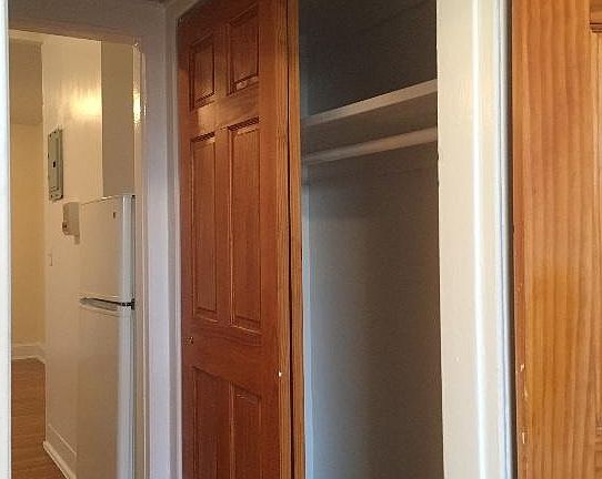 5th image of 2124 Crescent St APT B1