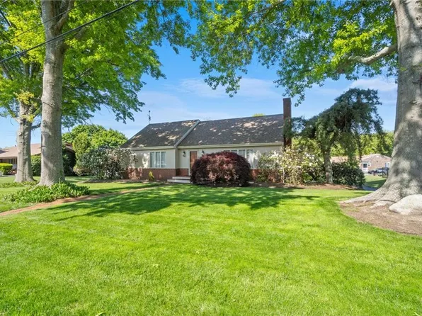 15 Raymond Dr, Narragansett, RI 02882