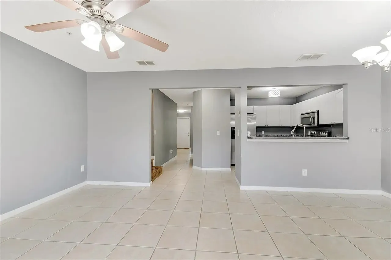 3 bed, 1352 sqft, $2,185 — Photo 3