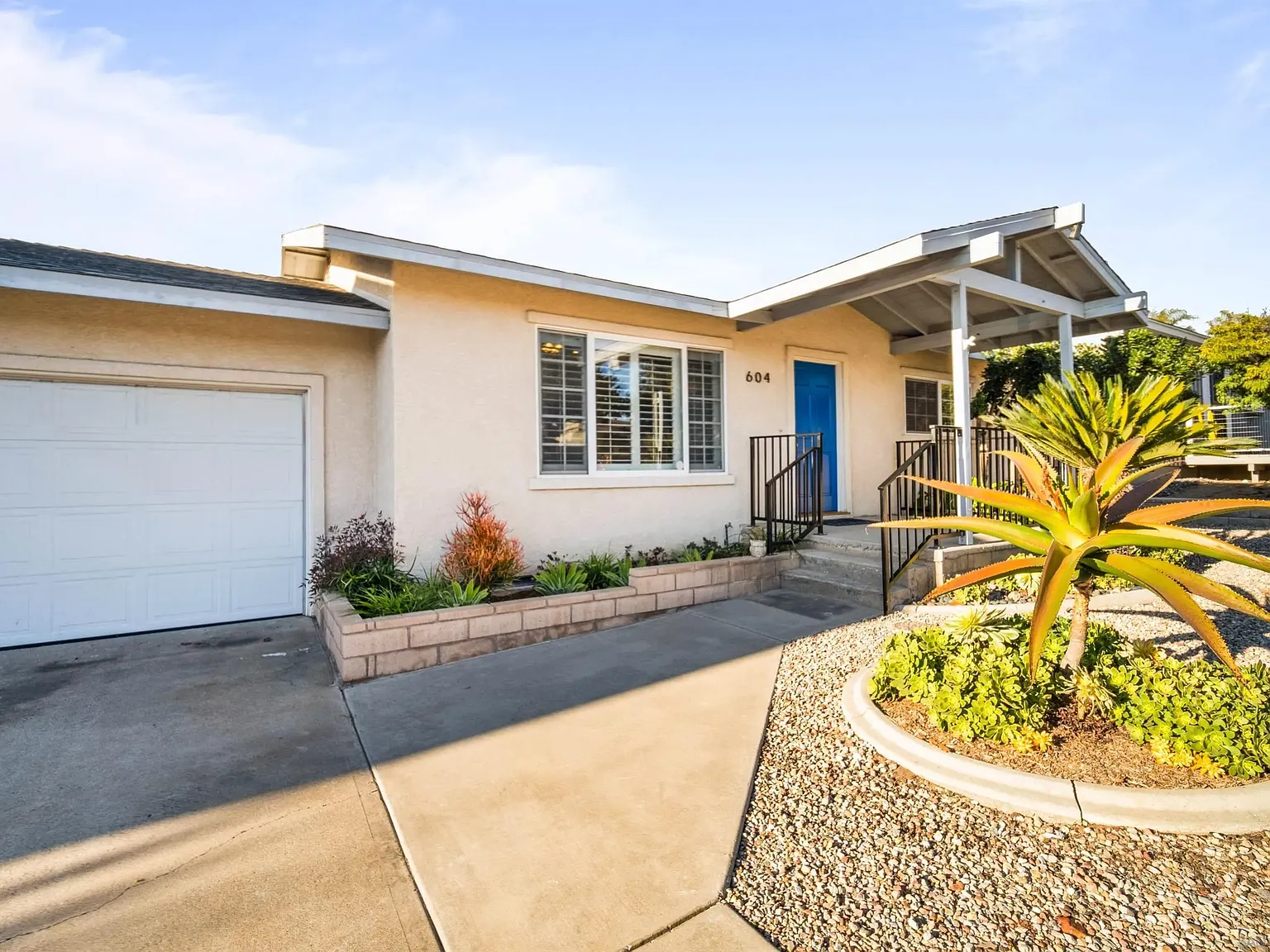 3 bed, 2.0 bath, 1312 sqft, $4,750 — Photo 2
