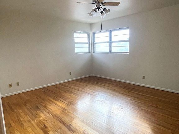 5th image of 800 E 5th St