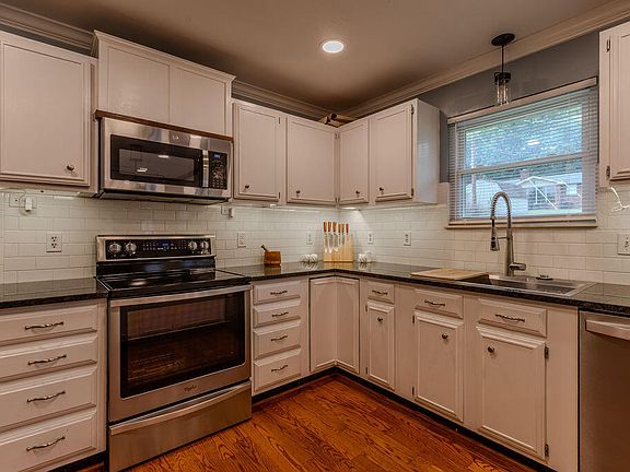 5th image of 10 Poplar Ln