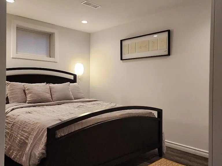 1599 Sandgate Cres #LOWER — Photo 11