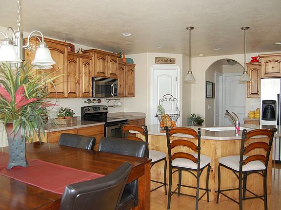 Dinning area along with breakfast Island