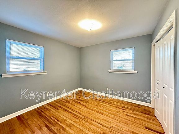 5th image of 221 Robert E Lee St #A