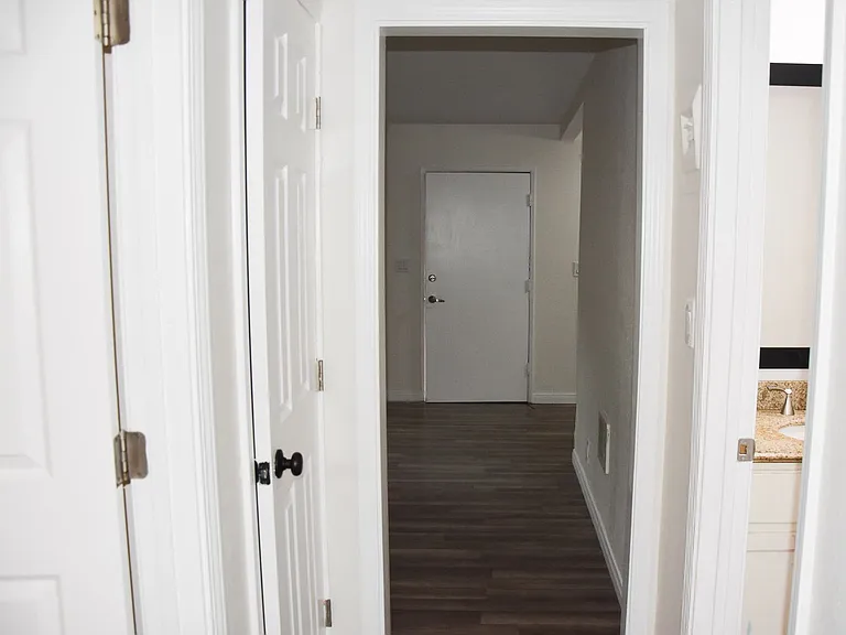 411 Kroeger St — Photo 13
