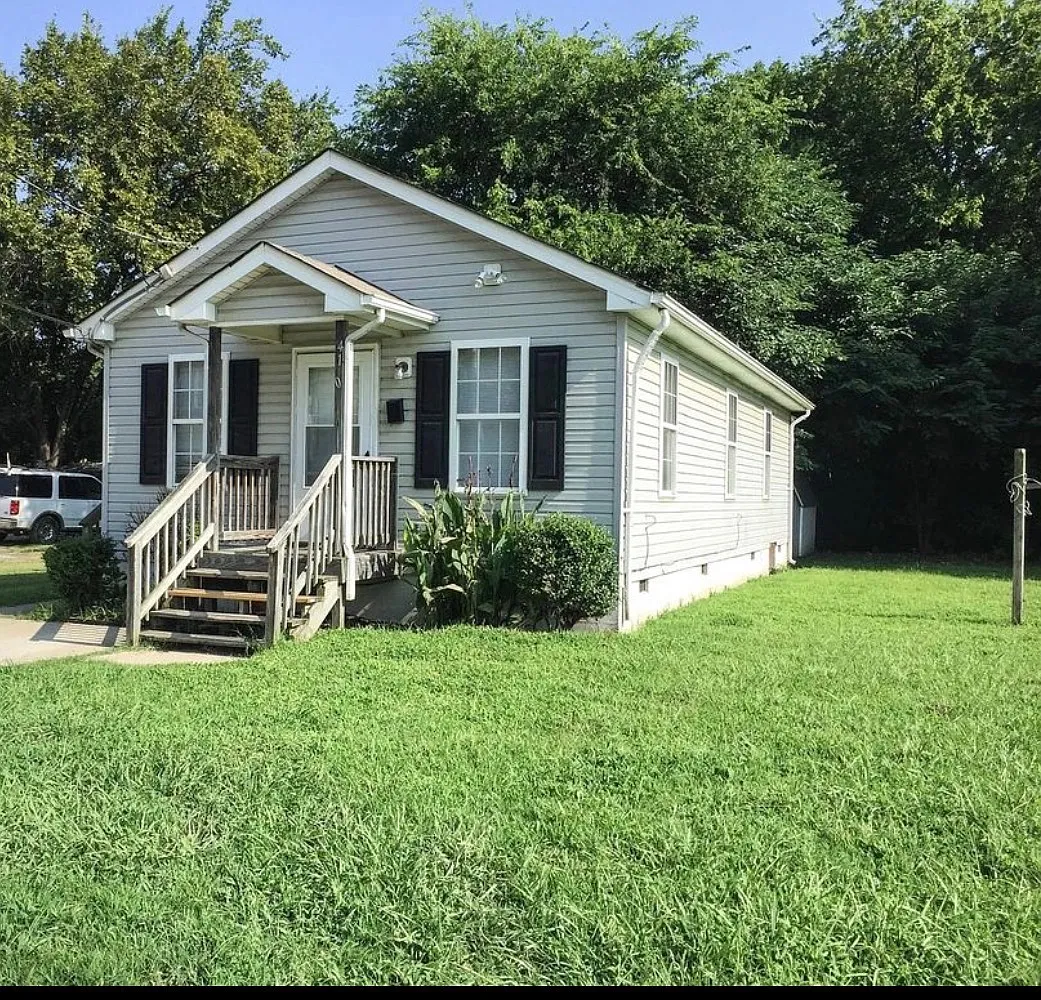 3 bed, 840 sqft, $1,800 — Photo 1