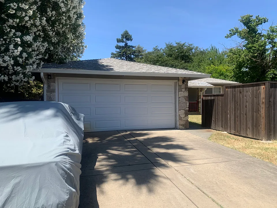 2419 Loyola Dr