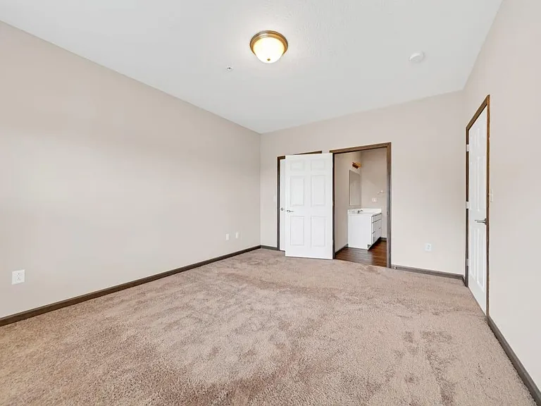 Hutchison Place Apartments — Photo 12