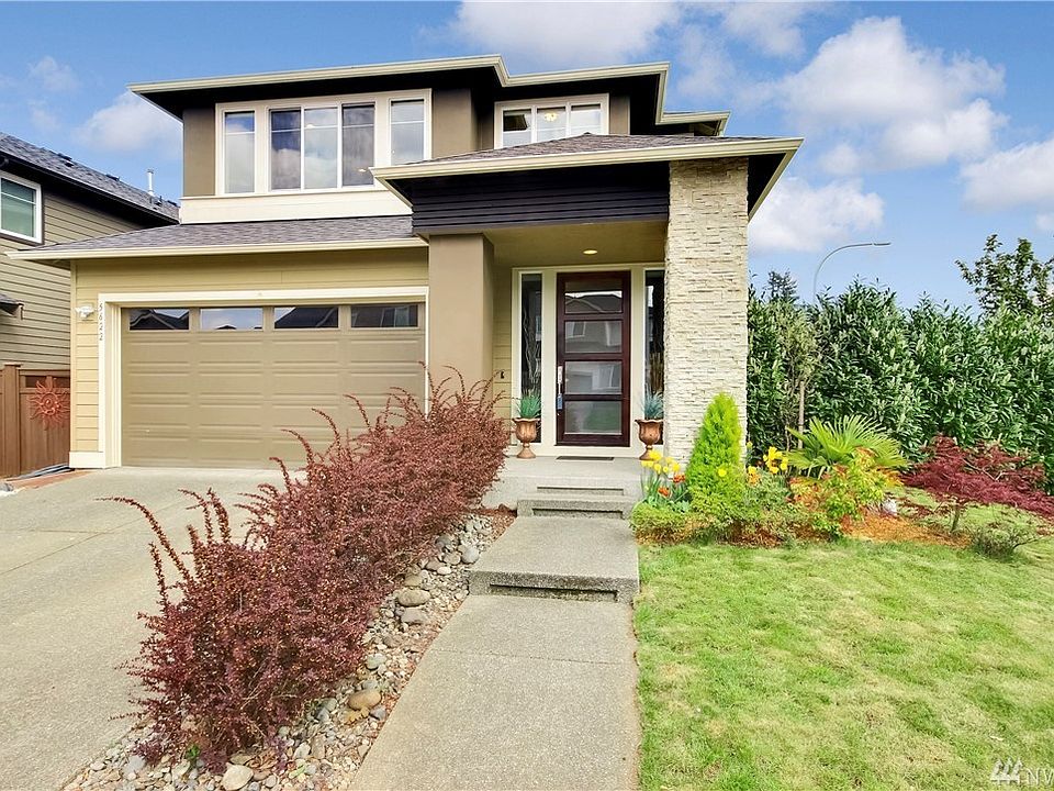 Contemporary living in this beautiful MainVue Home on a spacious corner lot. 