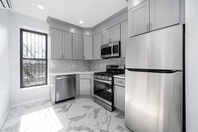 258 Suydam Ave — Photo 7