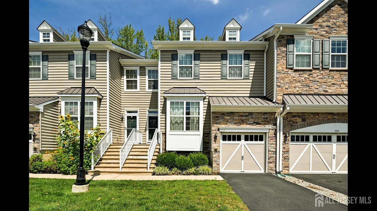 4 bed, 4.0 bath, 2614 sqft, $4,300 — Photo 4