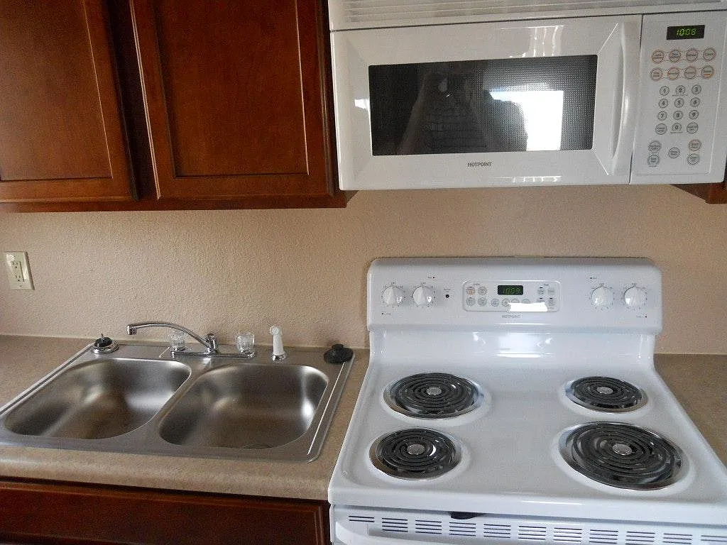 3 bed, $1,575 — Photo 2