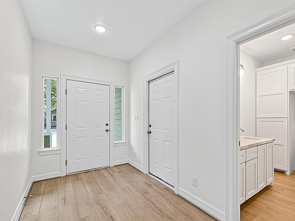 5th image of 716 Zoe St