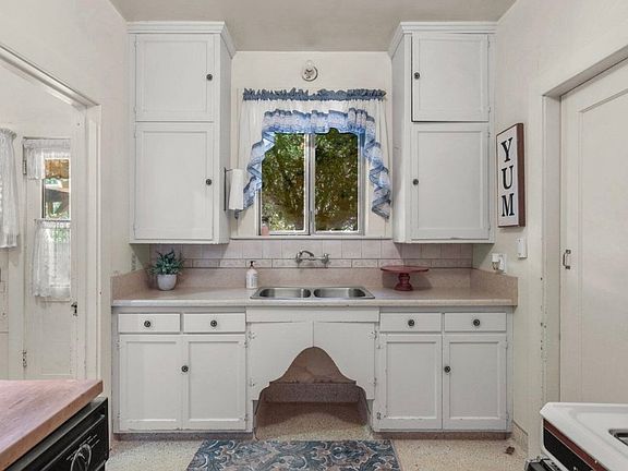3rd image of 2155 Butte St #1