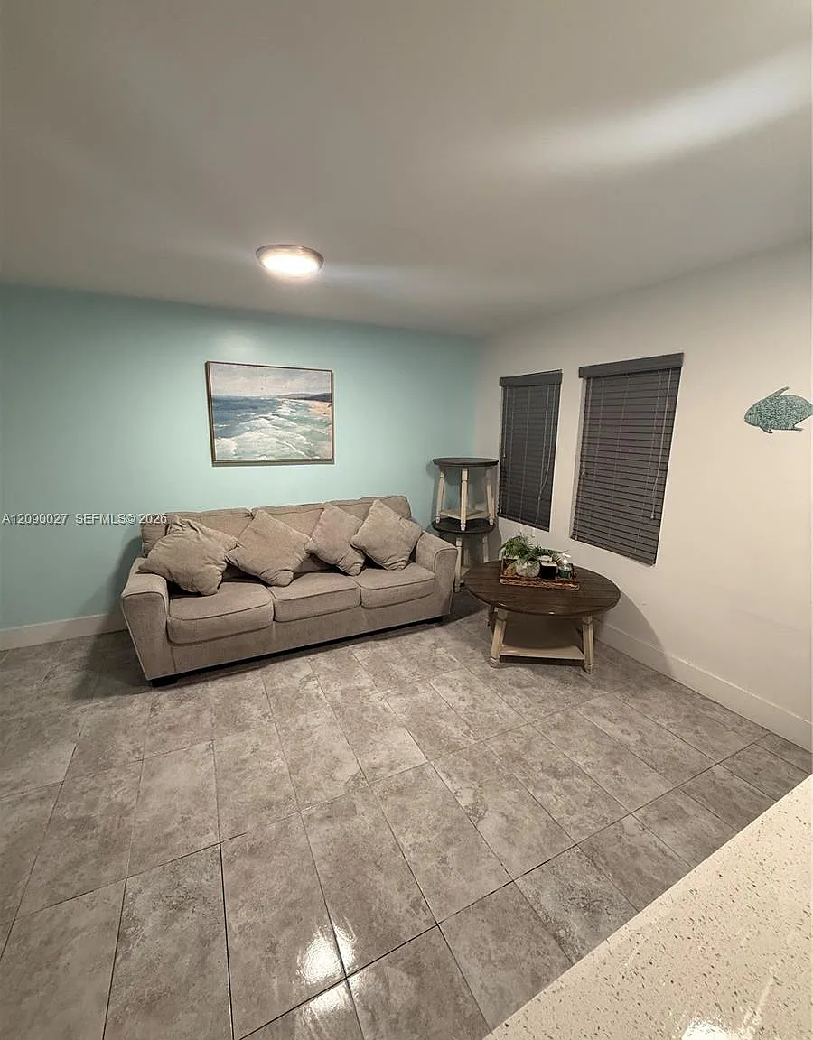 2020 Washington St — Photo 2
