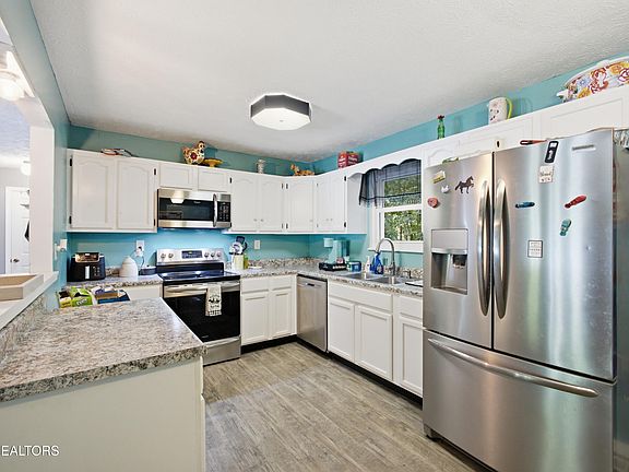 4th image of 713 Petit Ln