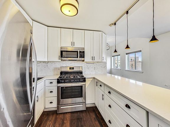 2nd image of 3325 N Lincoln Ave APT 303