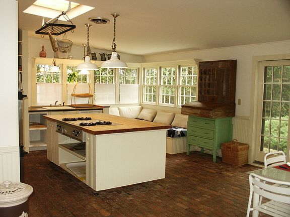 5th image of 84 Sag Harbor Tpke