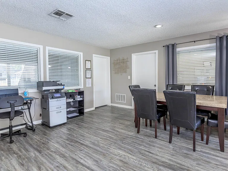 Huntington Hollow Apartments — Photo 12
