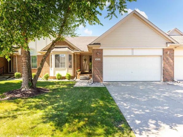 28176 Cottonwood Ct, Chesterfield, MI 48047