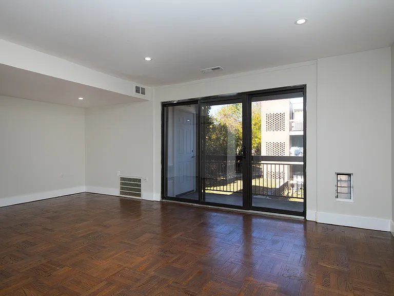 Broadmoore — Photo 21