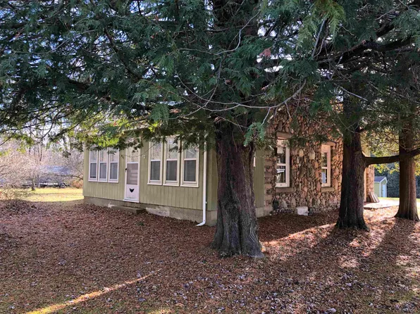 421 W Washington Rd, Farwell, MI 48622