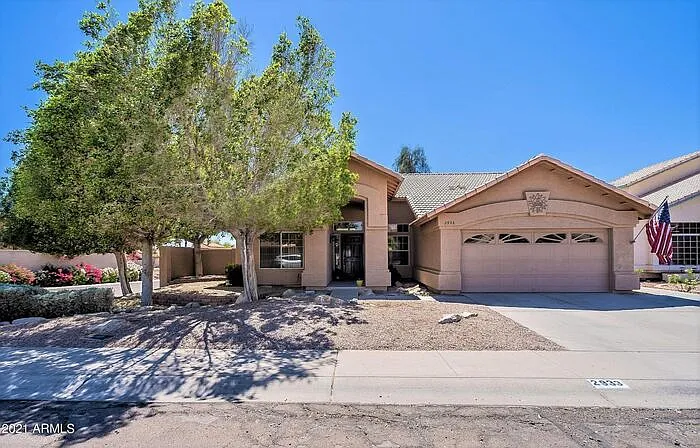 2933 E Verbena Dr — Photo 1