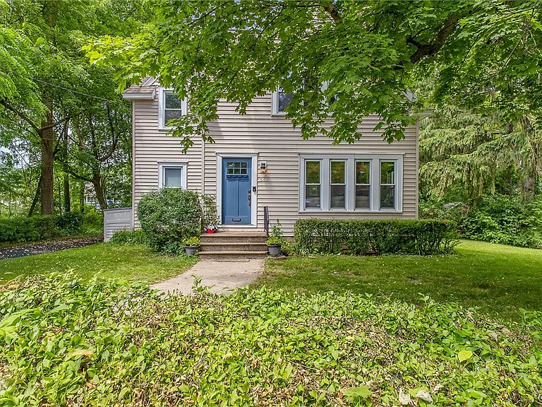562 Buckingham Ave — Photo 1