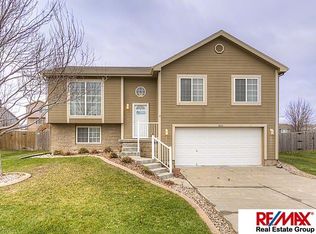 1804 Southview Dr, Papillion, NE 68046