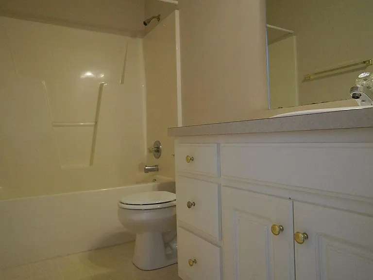 100 Halle Ct — Photo 16