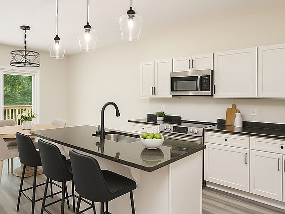 4th image of 580 Thorn Way