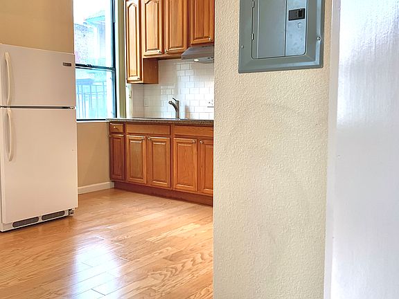 3rd image of 1010 Grant Ave APT 28