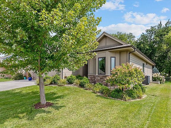 3rd image of 47 Kingsridge Dr N