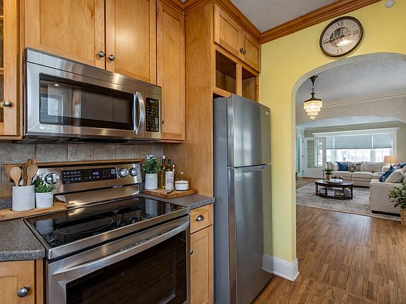 5th image of 1015 7th Ave SE