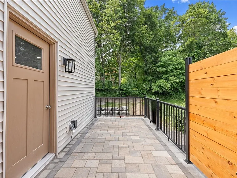 106 Wellington Rd — Photo 38