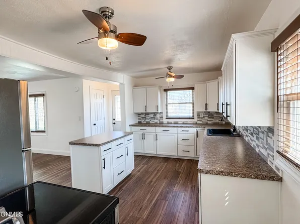 207 12th Ave NW, Mandan, ND 58554