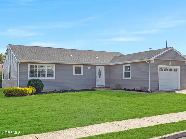 8 Mayaquez Lane, Toms River, NJ 08757