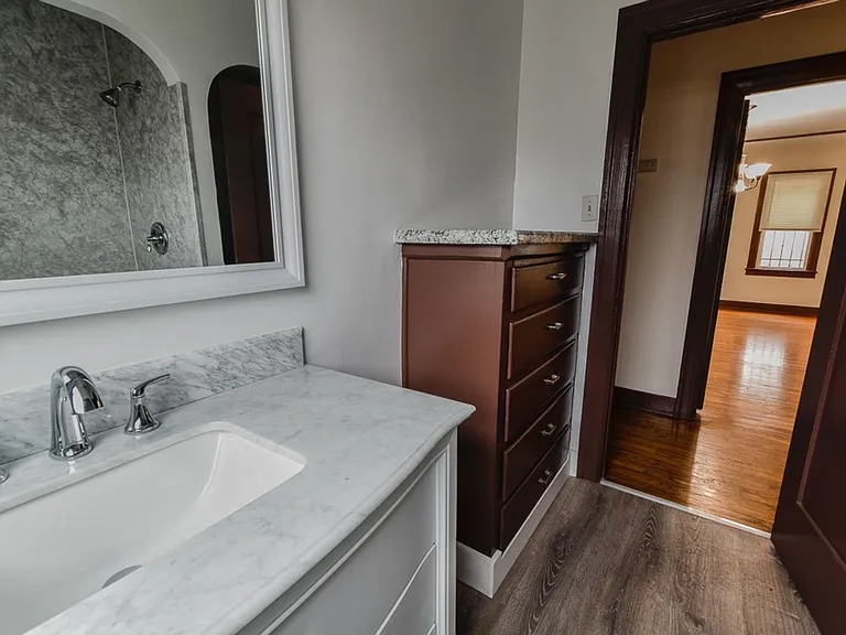 2226 S Redondo Blvd — Photo 11