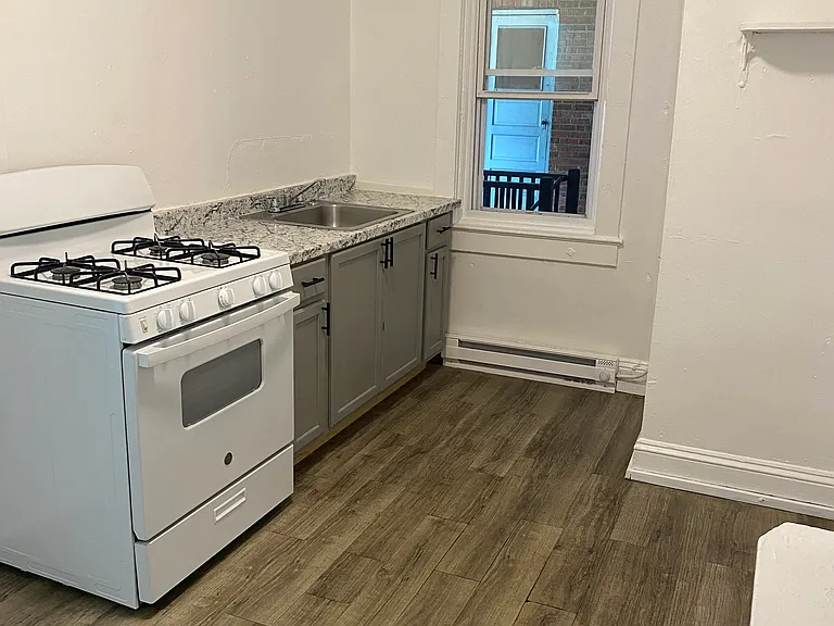 686 Rutherford Ave #B-2 — Photo 1