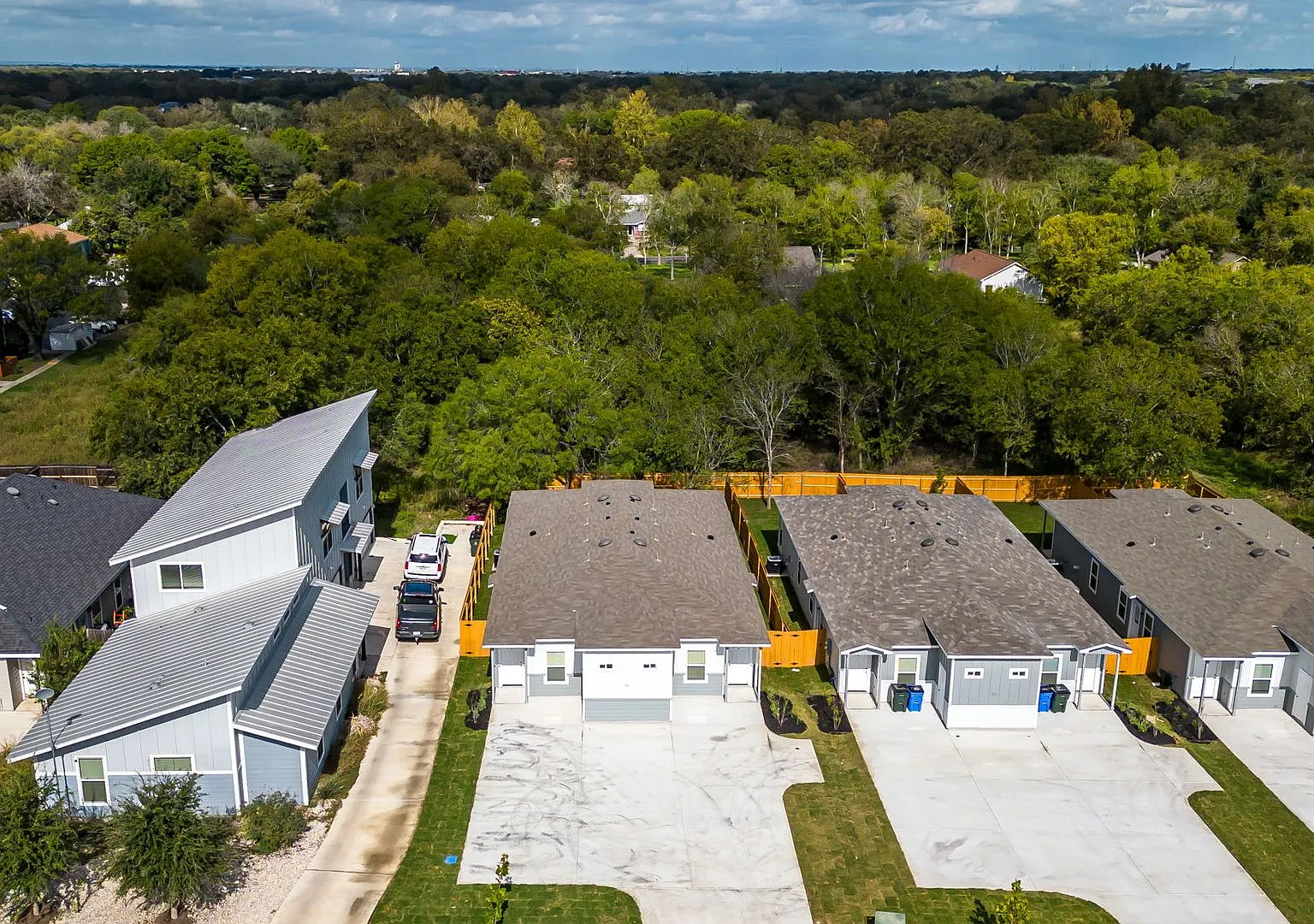 926 Country Club Dr — Photo 2