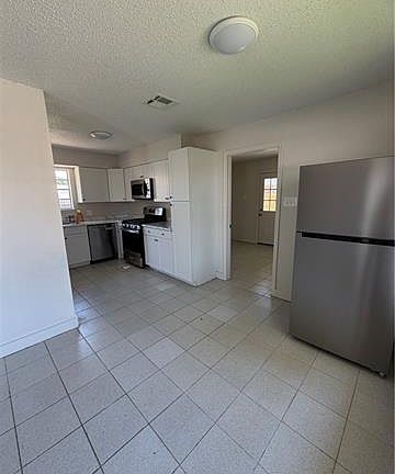 4th image of 203 E Moreau St