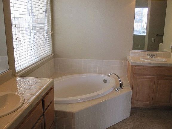 5th image of 1611 Peony Dr