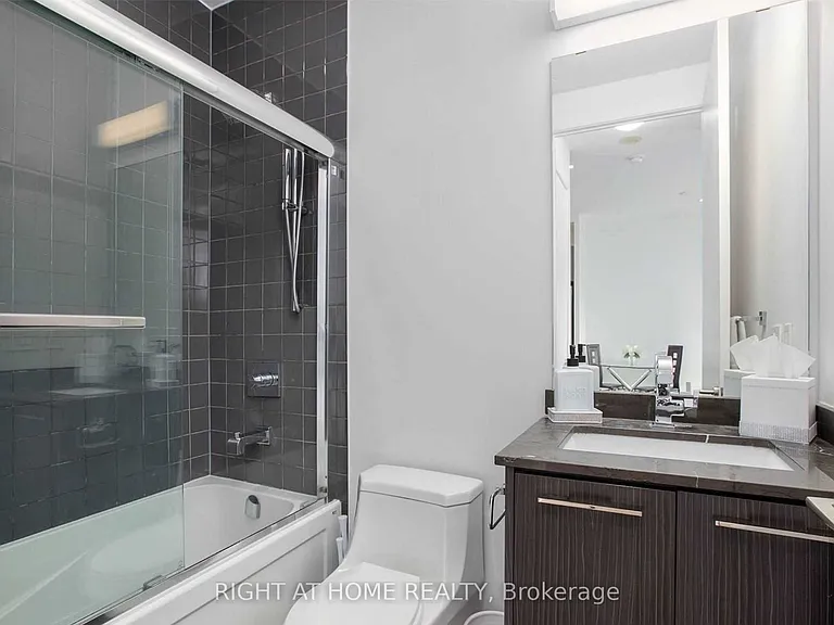 9471 Yonge St #316 — Photo 14